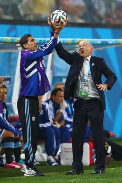 Il ct argentino Sabella e il grande assente Di Maria sembrano quasi contendersi il pallone. Getty Images